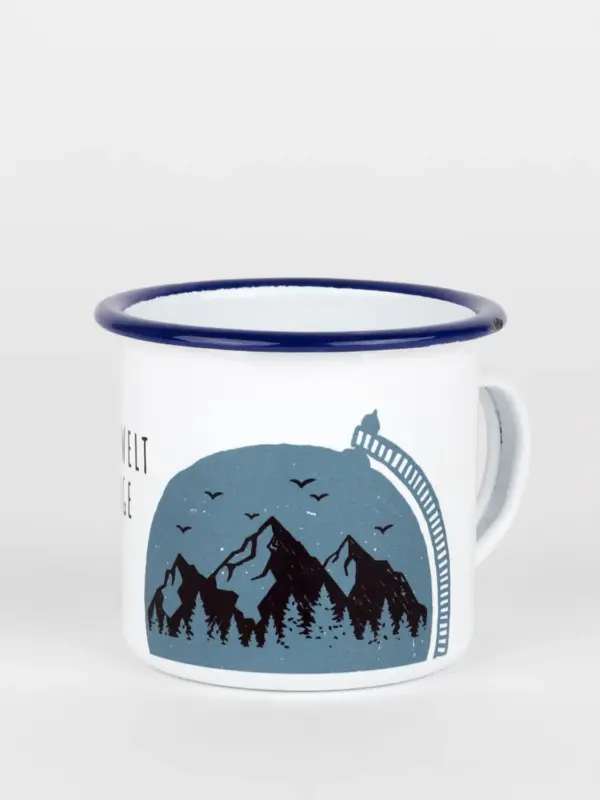 Emailletasse mit Bergmotiv