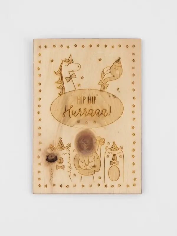 Postkarte aus Zirbenholz – Hip Hip Hurraaa