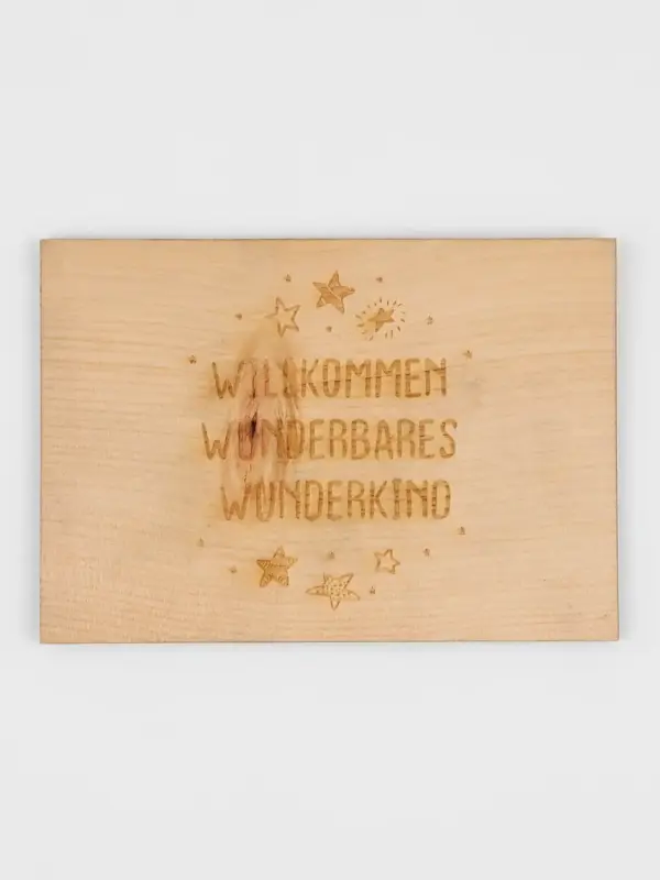 Postkarte aus Zirbenholz – Willkommen wunderbares Wunderkind