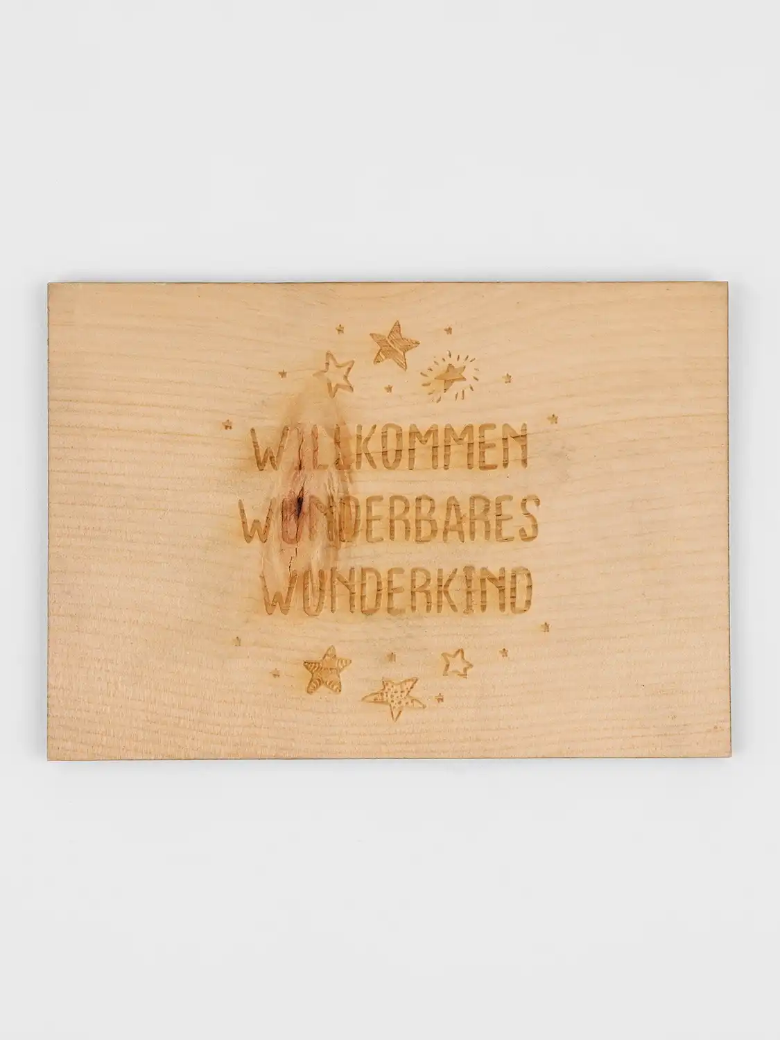 Postkarte aus Zirbenholz – Willkommen wunderbares Wunderkind