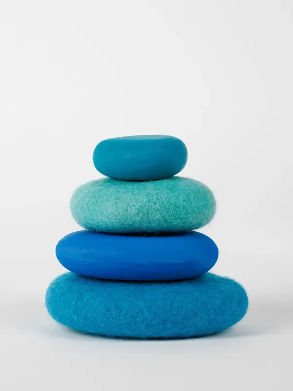 Stapelspielzeug aus Holz und Wollfilz - Findlinge