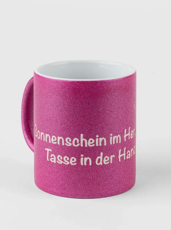 Glitzertasse – Sonnenschein im Herzen, Tasse in der Hand